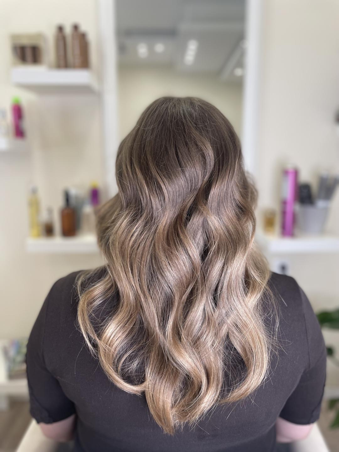 Amelie Hair and Beauty #beograd Farbanje kose Preliv cele dužine - veoma duga kosa do polovine leđa