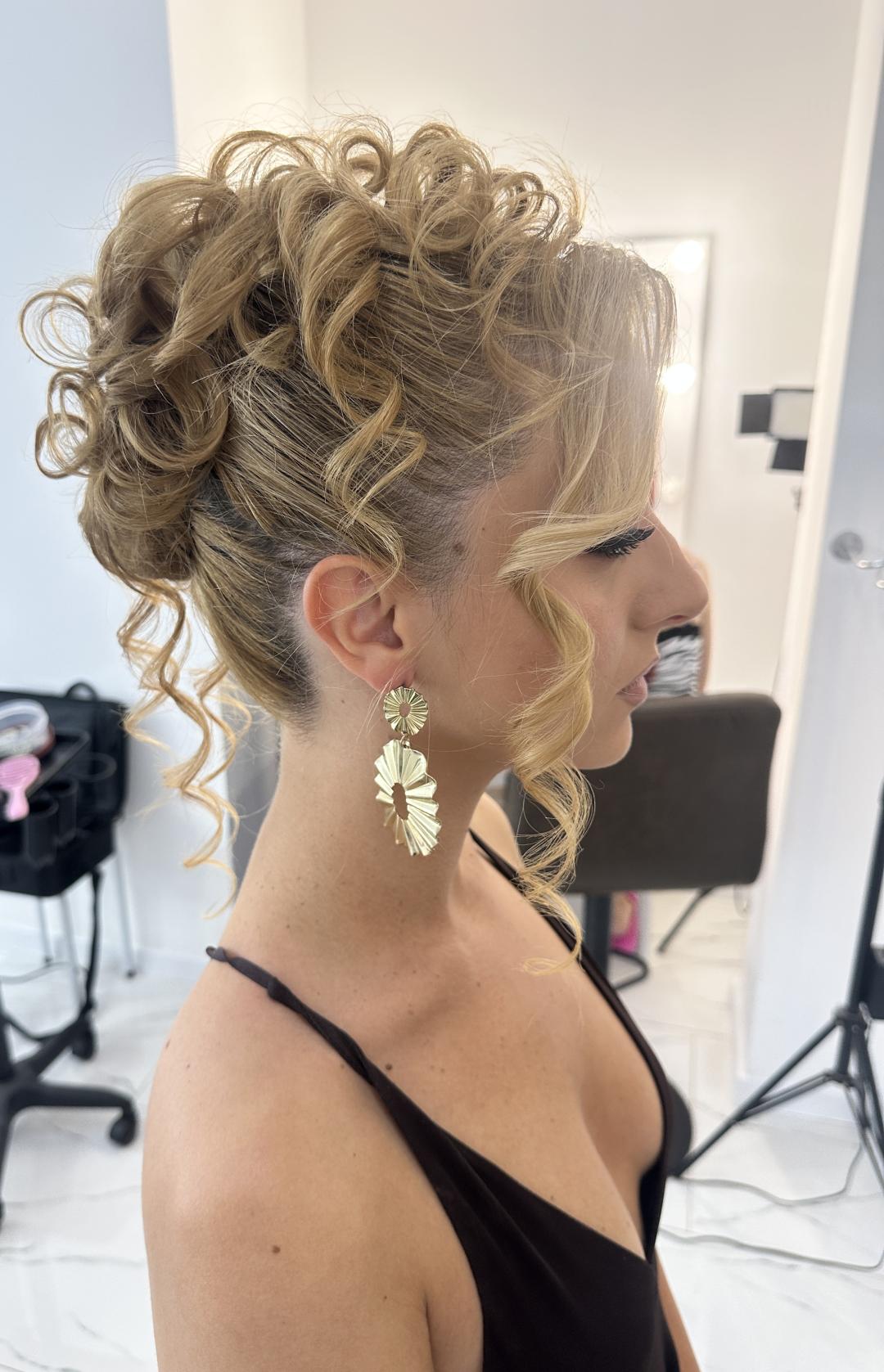 Svečana frizura - punđa sa loknama - Princess beauty salon, Niš Farbanje kose Frizerski saloni Farbanje kose, Niš, Palilula