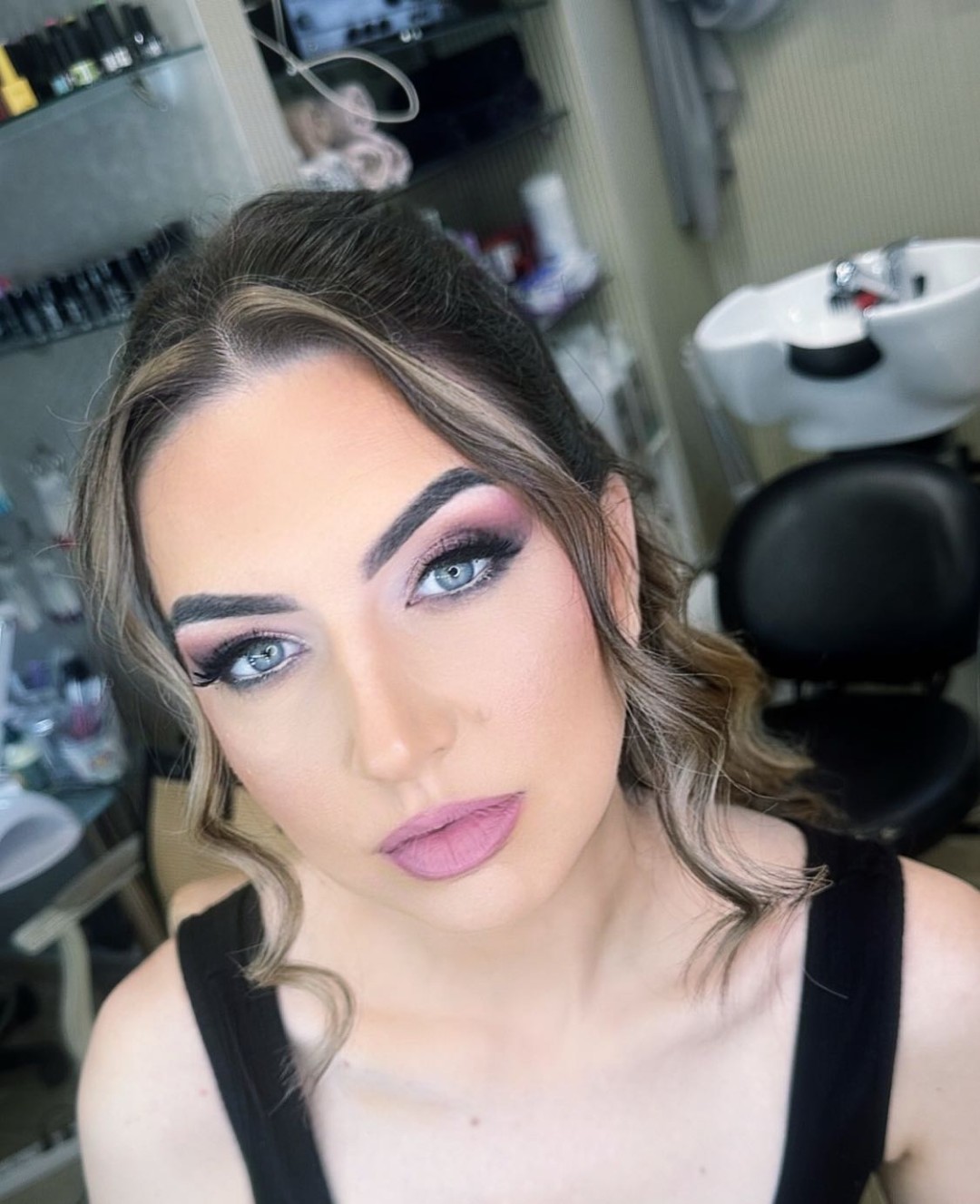 Bibi beauty centar #beograd Make-up / šminkanje Profesionalno šminkanje + veštačke trepavice + svečana frizura