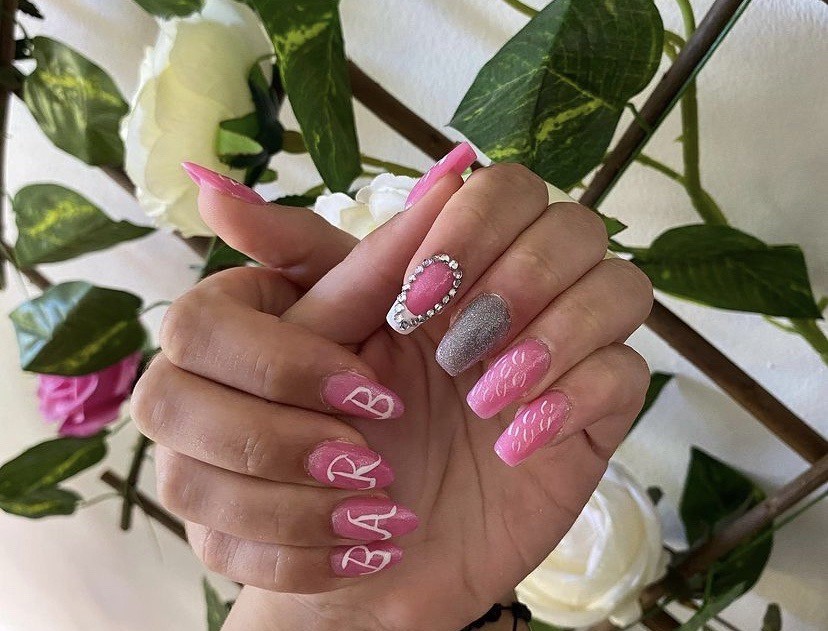 N R beauty nails #novisad Izlivanje noktiju Izlivanje / nadogradnja noktiju gelom / korekcija - M dužina