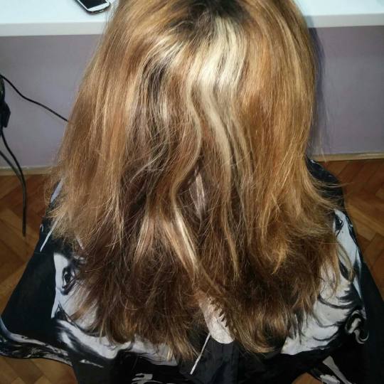 Hair play #beograd Farbanje kose kolorizacija korena sa pramenovima u 2 boje Senčenje srednje kose 