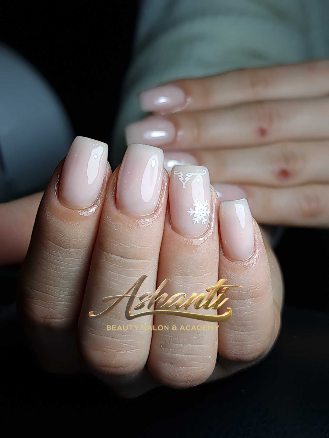 Ashanti Beauty Salon & Academy #beograd Ojačavanje noktiju Ojačavanje prirodnih noktiju gelom - boja