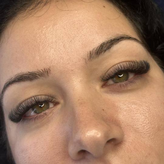 Lash & Light Studio #beograd Nadogradnja trepavica Nadogradnja svilenih trepavica - ruski volumen