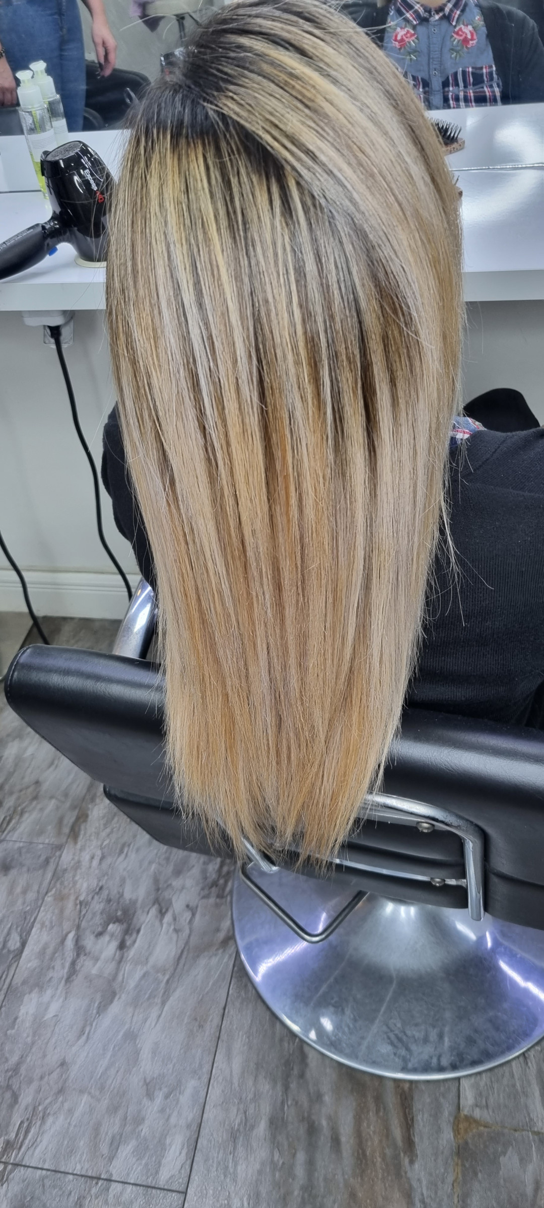 Royal Cut by Pro Cut #beograd Žensko šišanje Žensko šišanje + feniranje na ravno / lokne - duga kosa