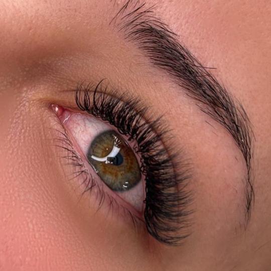 Latina beauty studio #beograd Nadogradnja trepavica Nadogradnja svilenih trepavica 4D / 5D Nadogradn
