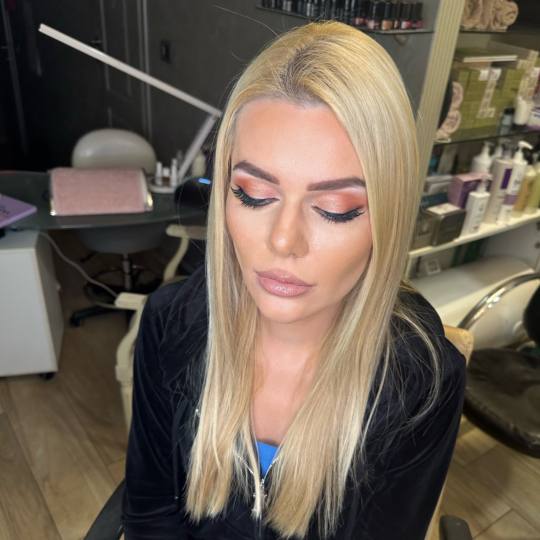 Bibi beauty centar #beograd Make-up / šminkanje Profesionalno šminkanje + feniranje ravno Makeup a
