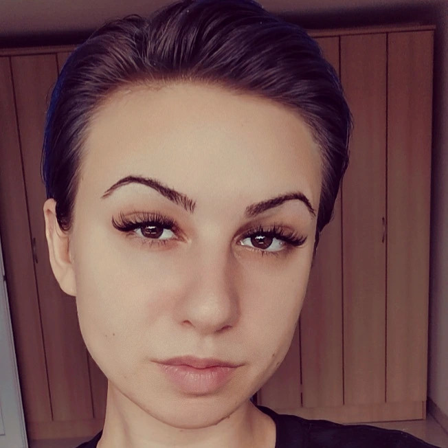 Nadogradnja volumenskih trepavica 4D + oblikovanje obrva GRATIS - Albina Unisex Studio Lepote, Temerin Nadogradnja trepavica Lice Nadogradnja trepavica, Temerin, Centar