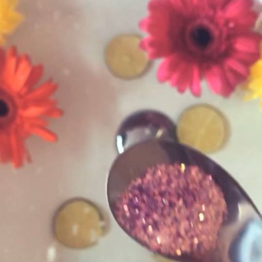 Mimo Velish #beograd Estetski pedikir GLITTER FLOWERS LIME spa pedikir za Vaše Kraljevsko uzivanje!