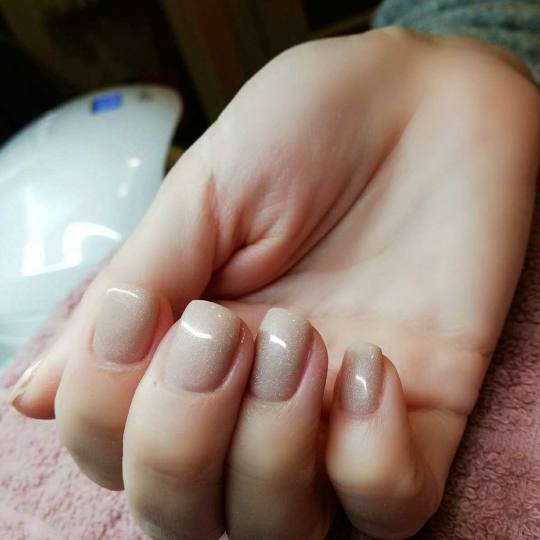 Bibi beauty centar #beograd Manikir Manikir + lakiranje noktiju u sterilisanim i bezbednim uslovima 