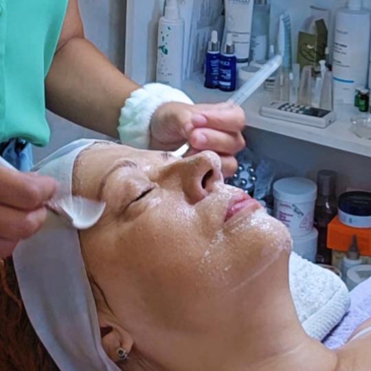 Laser lab by Ceca #novisad Tretman lica Amber therapy + gua sha masaža Terapija granulama ćilibara