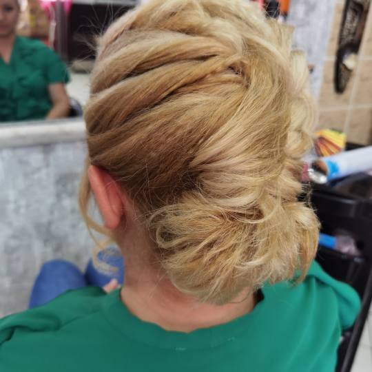 Sanja Afro Frizerka #nis Svečane i frizure za svadbu Dnevna fr Potrebno je oprati kosu vece ranije 