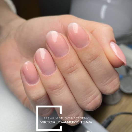 BEAUTY CENTER Viktor Jovanović #subotica Nadogradnja noktiju Korekcija noktiju - M velicina