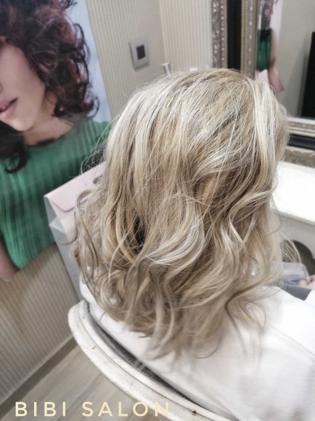 Bibi beauty centar #beograd Pramenovi Pramenovi na foliju u 1 / 2 boje / blanšem + preliv - kosa srednje dužine