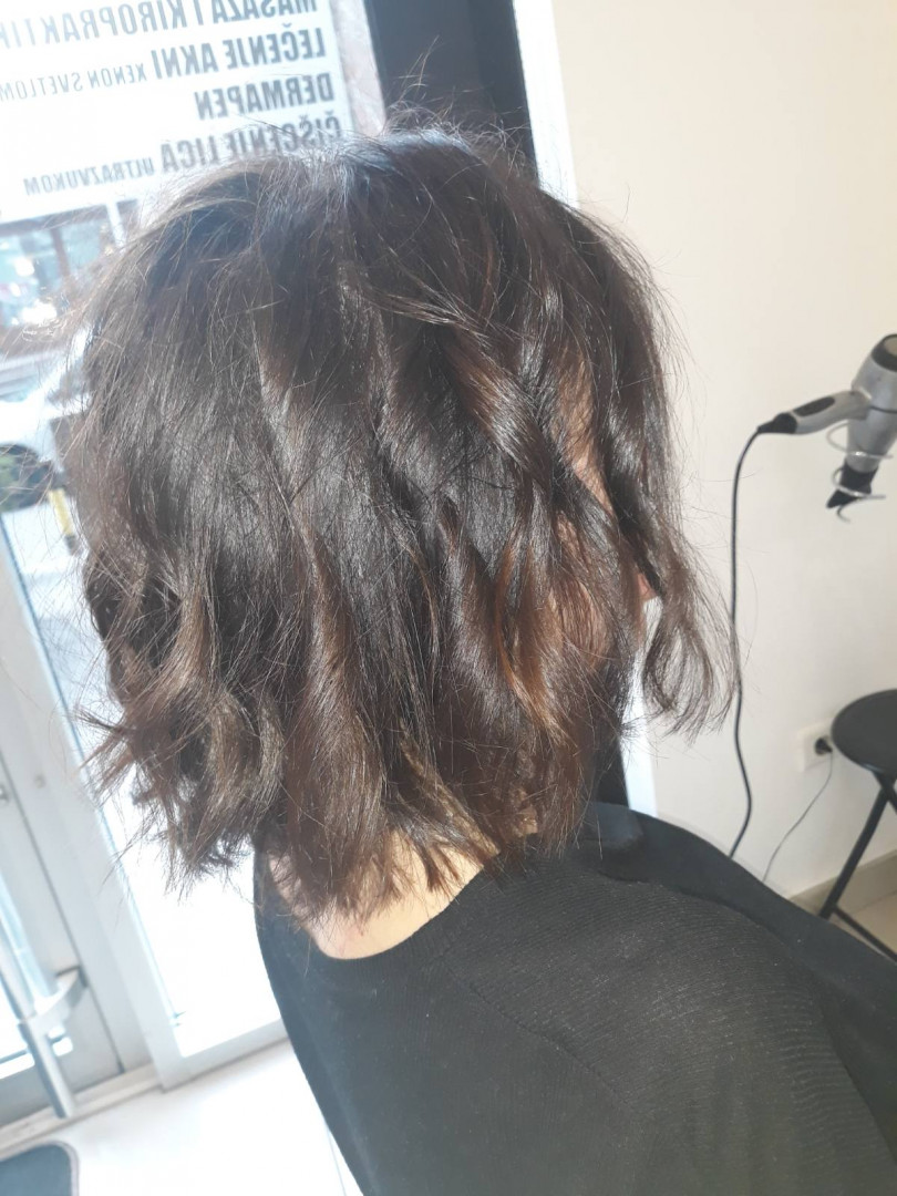 Feniranje na lokne - kratka kosa / kosa srednje dužine - Salon Klinik, Beograd Feniranje i stilizovanje Frizerski saloni Feniranje i stilizovanje, Beograd, Vukov spomenik, Đeram
