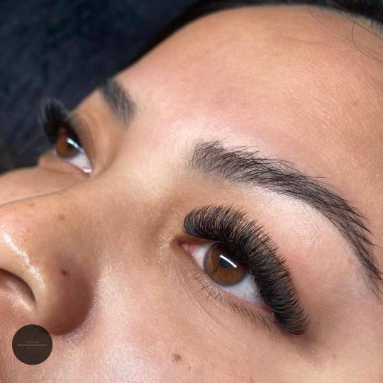 Atelier Beauty Bar #nis Nadogradnja trepavica Nadogradnja svilenih trepavica - ruski volumen Ruski v