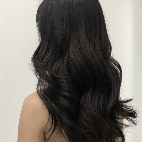 Moon Beauty Bar #beograd Feniranje i stilizovanje Feniranje na lokne - kosa srednje dužine