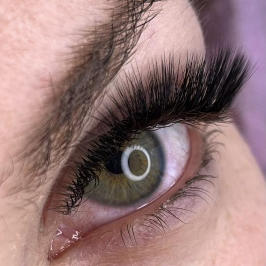 La Hermosa Beauty Studio #beograd Nadogradnja trepavica Nadogradnja svilenih trepavica - ruski volum