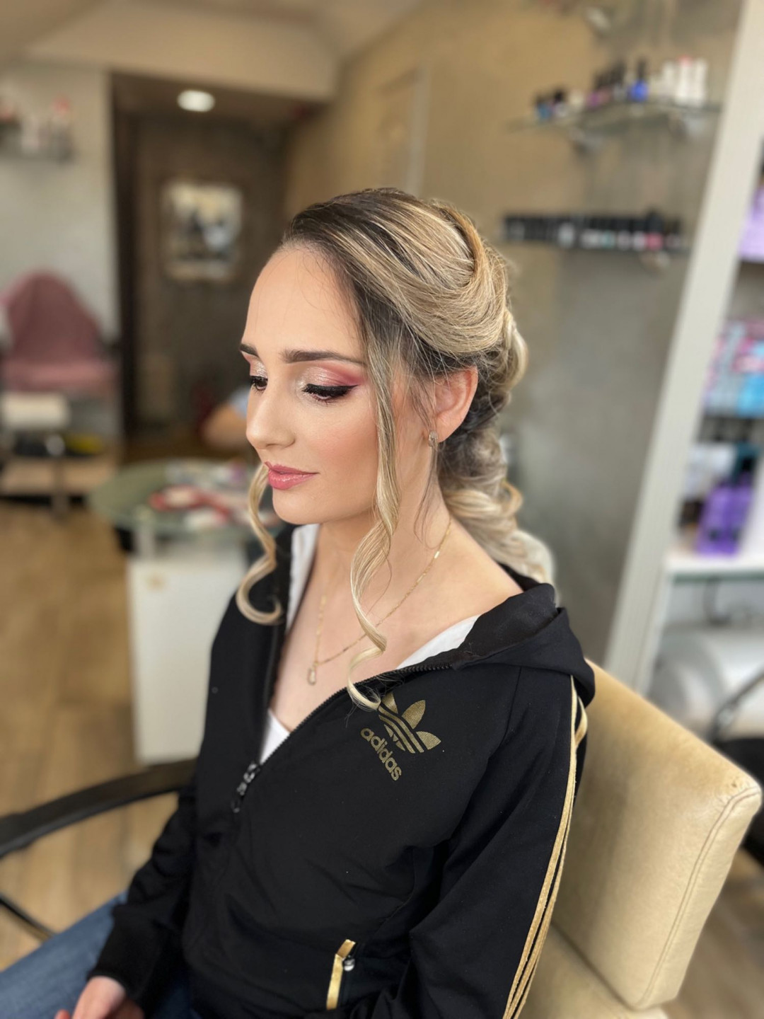 Bibi beauty centar #beograd Make-up / šminkanje Profesionalno šminkanje + veštačke trepavice + svečana frizura