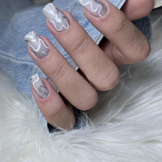 Elle beauty center #novisad Izlivanje noktiju Korekcija izlivanja noktiju gelom - M dužina