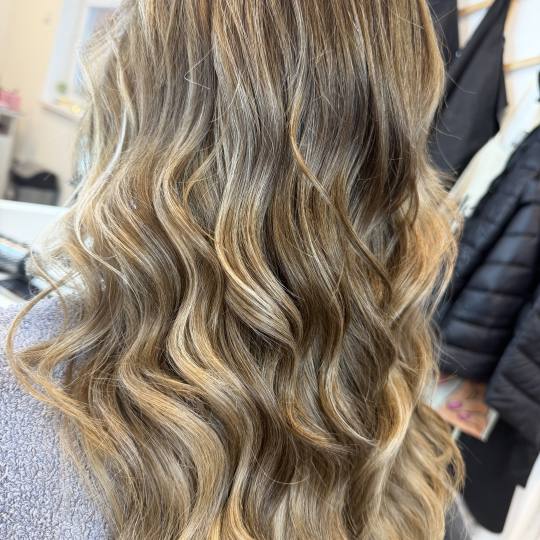 Mo-star-s 5 #beograd Feniranje i stilizovanje Feniranje na talase - duga kosa Frizerski saloni