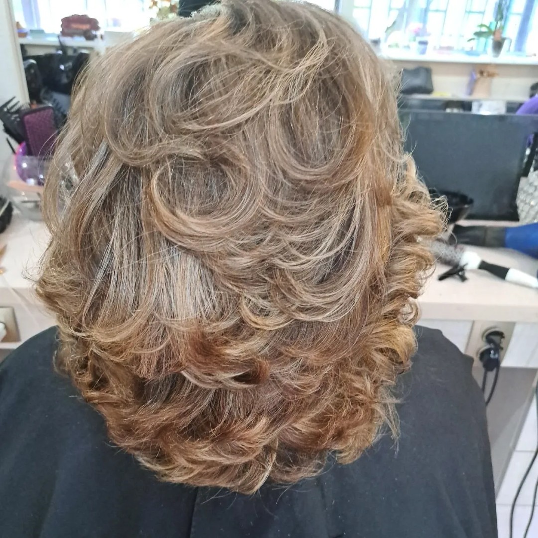 Salon Lepote Kaja #beograd Feniranje i stilizovanje Feniranje na lokne - kosa srednje dužine