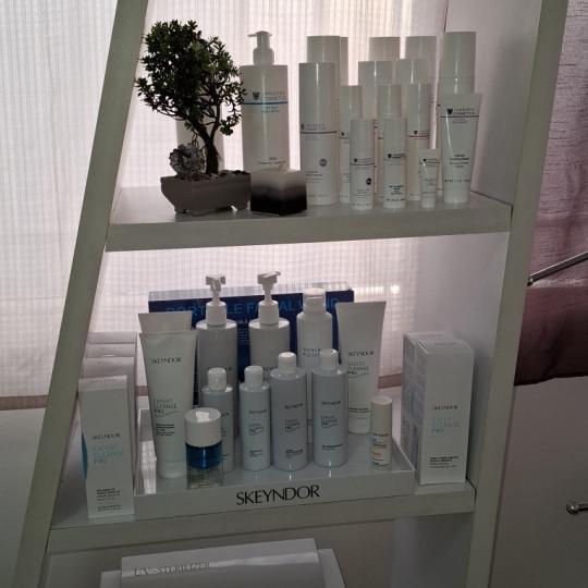 Iris + #beograd Tretman lica Čišćenje lica + tretman lica voćnim kiselinama Skayndor i Janssen