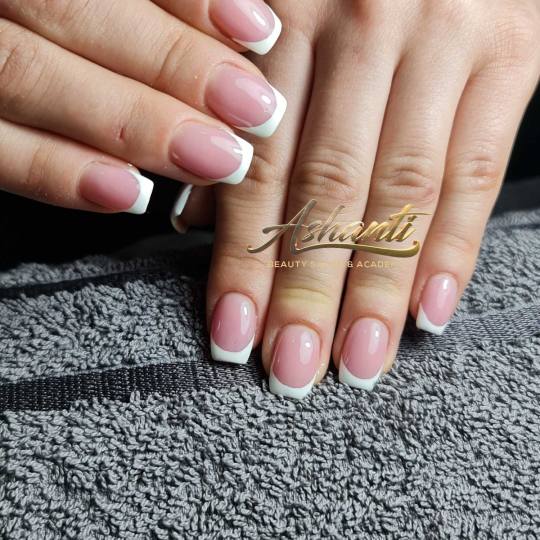 Ashanti Beauty Salon & Academy #beograd Ojačavanje noktiju Ojačavanje prirodnih noktiju gelom - fr