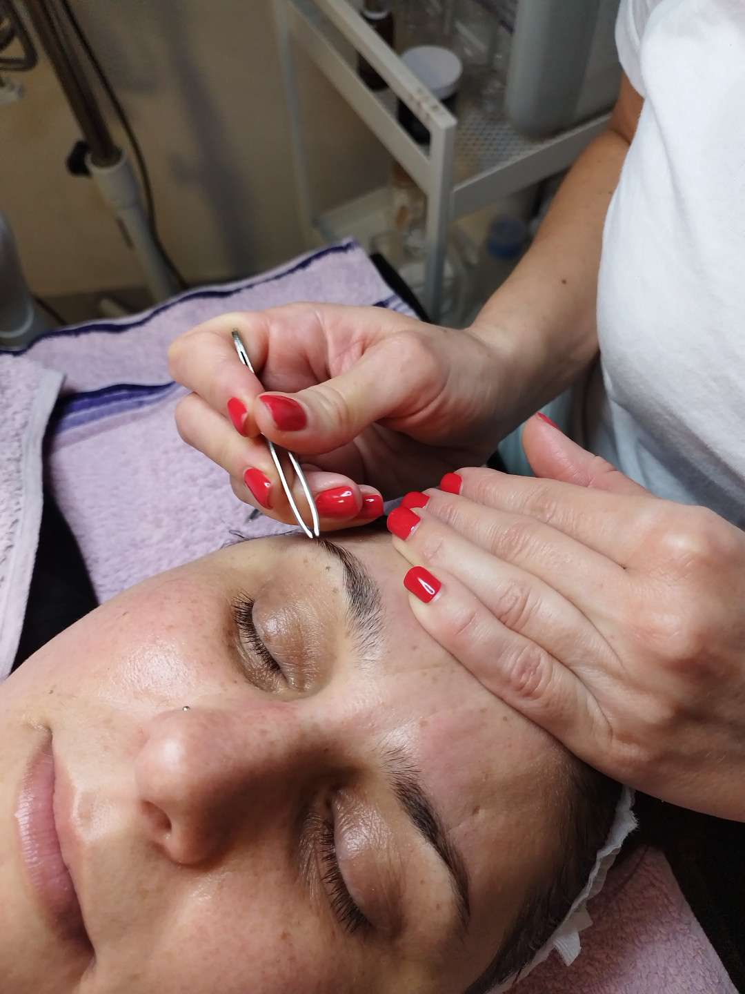 Korekcija obrva pincetom za dame i muškarce - Beauty in Style DM, Novi Sad Obrve Lice Obrve, Novi Sad, Sajmište, Detelinara, Banatić