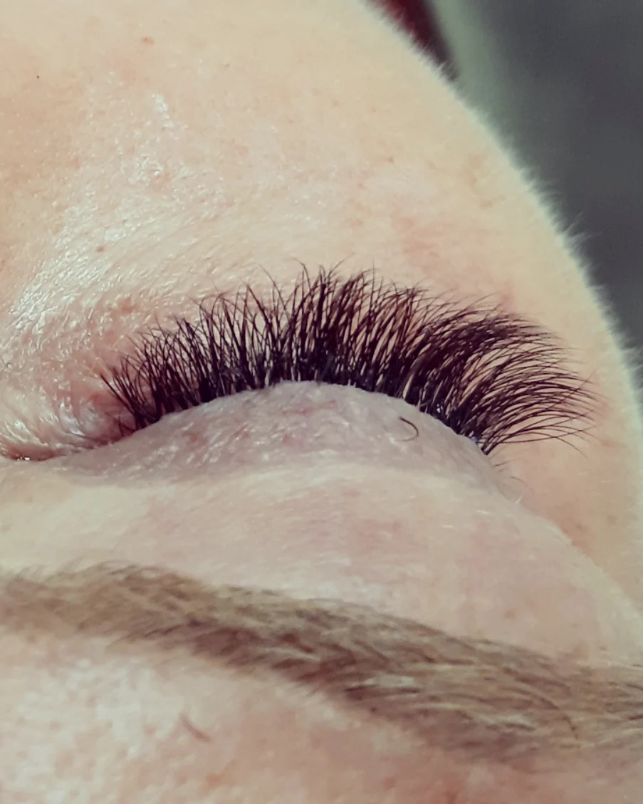 Nadogradnja volumenskih trepavica 3D + oblikovanje obrva GRATIS - Albina Unisex Studio Lepote, Temerin Nadogradnja trepavica Lice Nadogradnja trepavica, Temerin, Centar