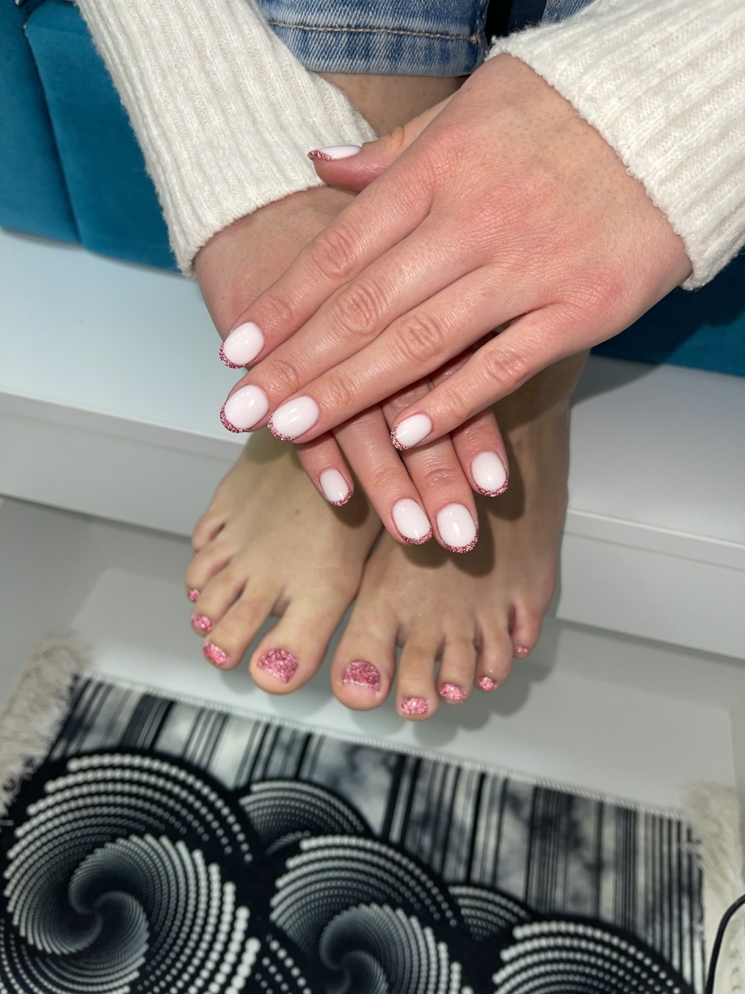 Sneža Nails #beograd Estetski pedikir Estetski pedikir + rubber baza