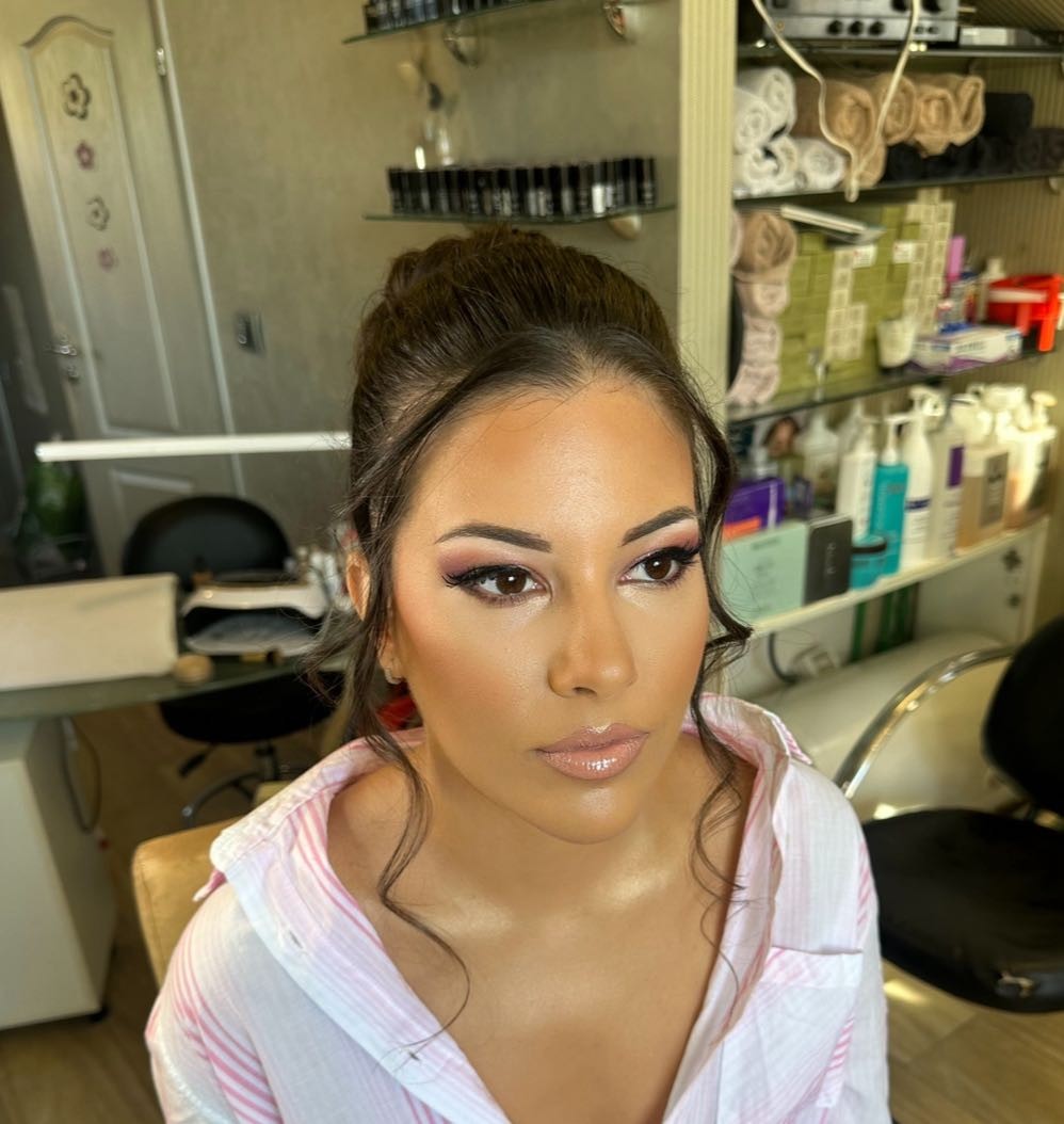 Bibi beauty centar #beograd Make-up / šminkanje Profesionalno šminkanje + veštačke trepavice + svečana frizura