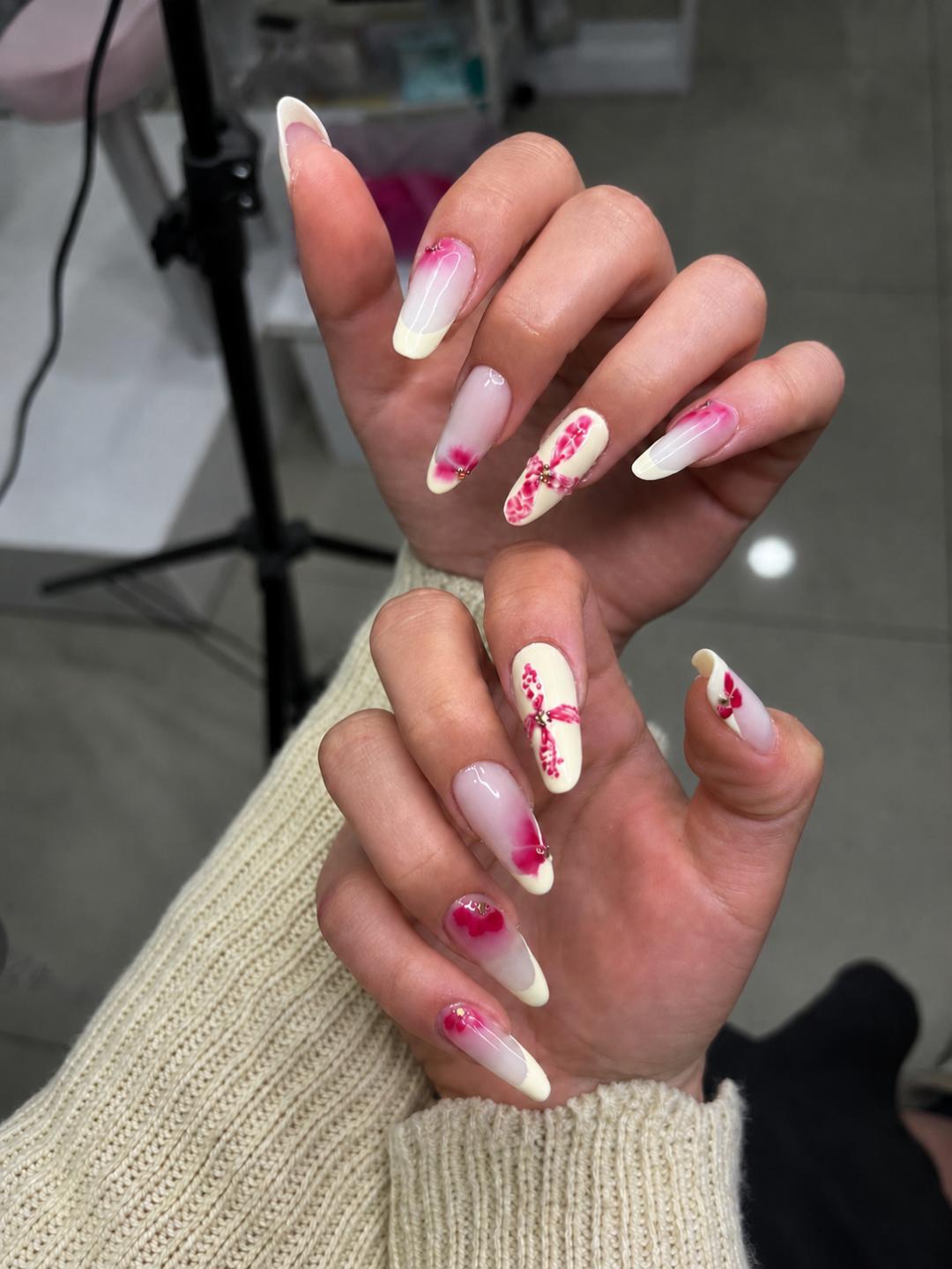 Izlivanje noktiju gelom - L dužina - Mila Beauty Centar, Beograd Izlivanje noktiju Nokti Izlivanje noktiju, Beograd, Bežanijska kosa, Bežanija, Ledine, Surčin