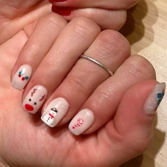 Bibi beauty centar #beograd Izlivanje noktiju Izlivanje noktiju gelom - kratki nokti novogodisnji na