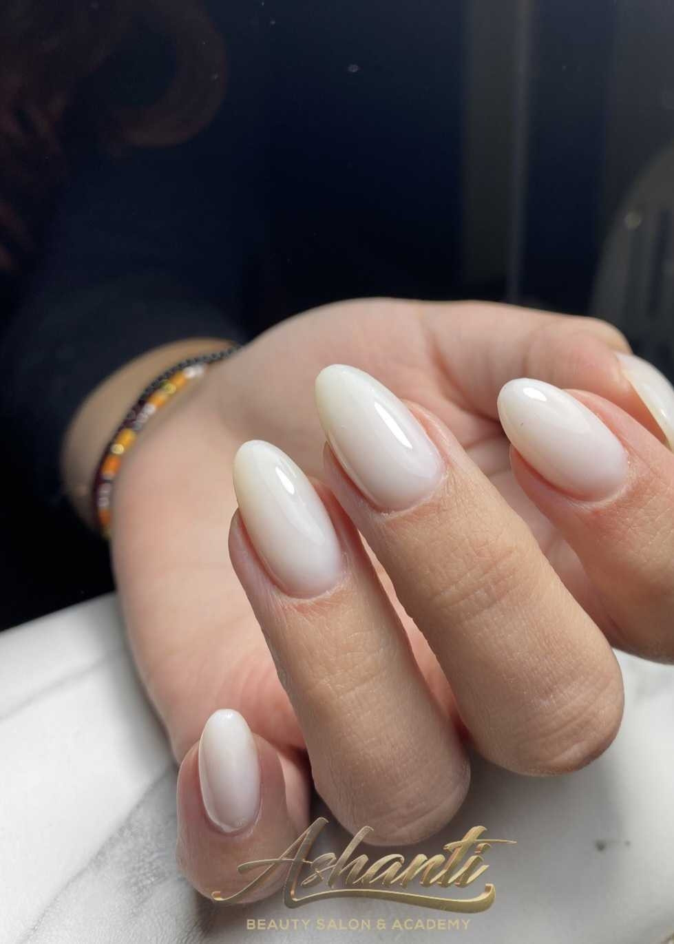 Ashanti Beauty Salon & Academy #beograd Ojačavanje noktiju Ojačavanje prirodnih noktiju gelom - boja