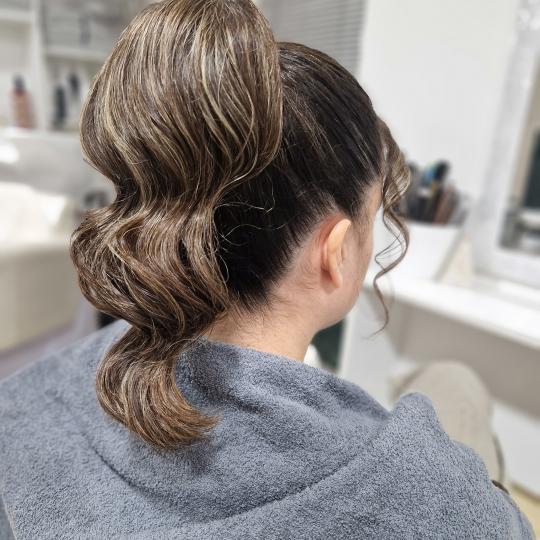 Novelle #beograd Svečane i frizure za svadbu Visoki rep sa talasima