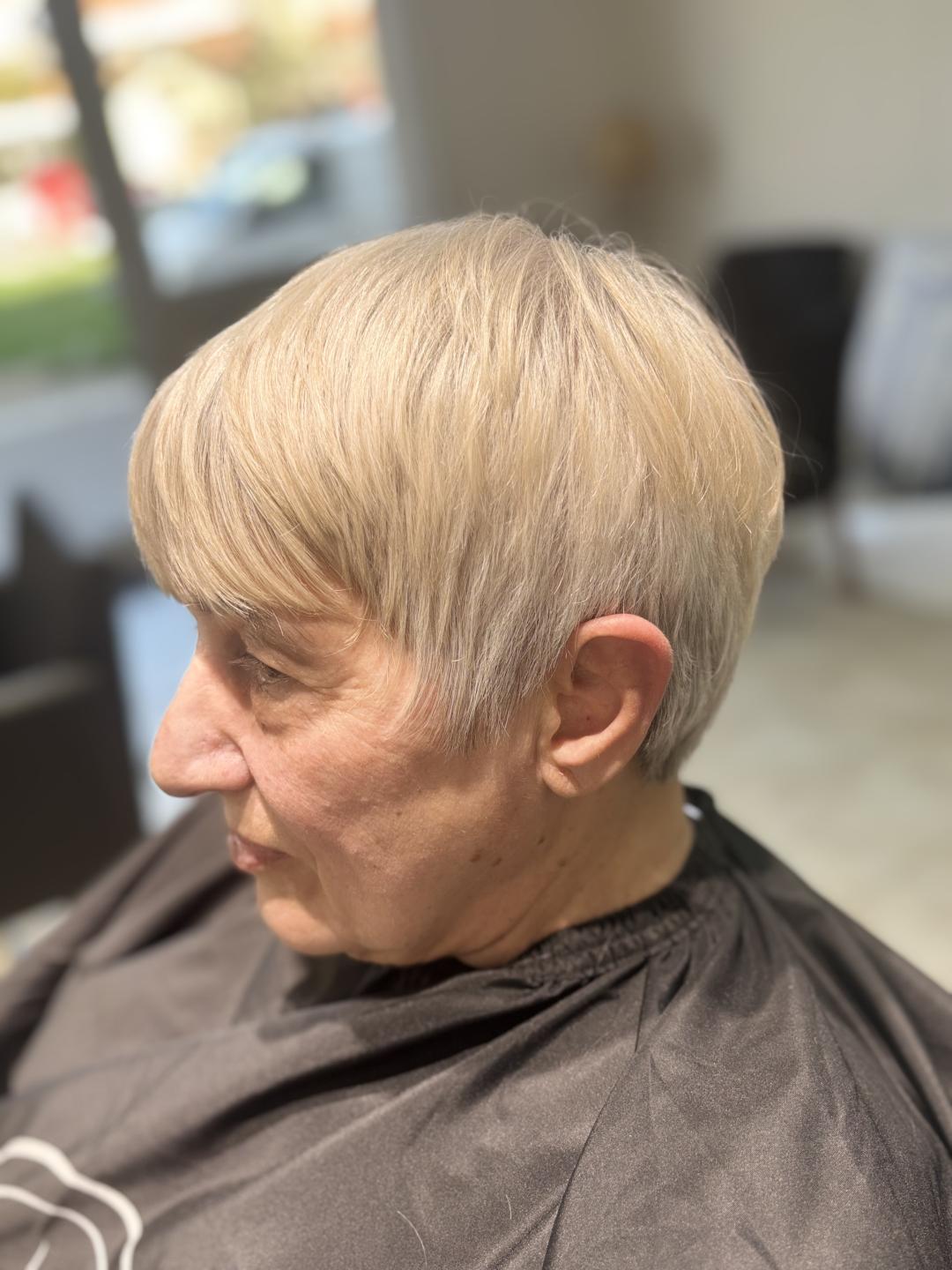 Žensko šišanje + feniranje - kratka kosa - Atelier Kat, Beograd Žensko šišanje Frizerski saloni Žensko šišanje, Beograd, Mirijevo