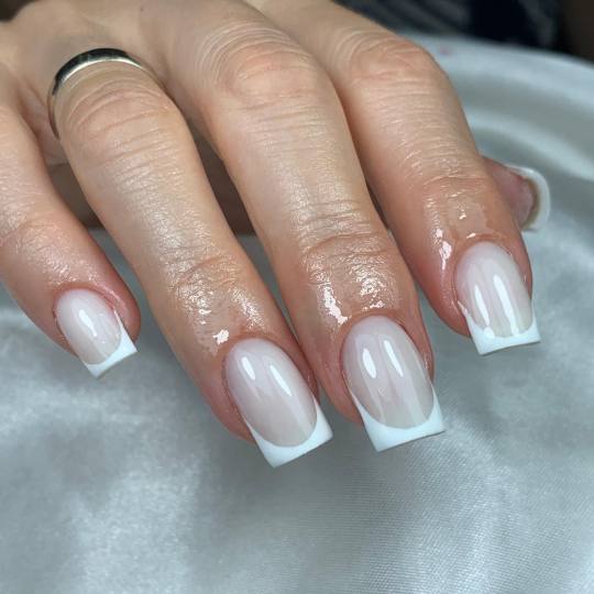 La Hermosa Beauty Studio #beograd Korekcija noktiju Korekcija ojačavanja noktiju gelom Dugogodisnje