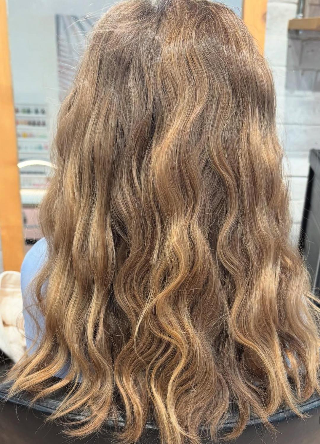 Lokne na figaro - kosa srednje dužine - Beauty boom, Beograd Uvijanje, lokne i talasi Frizerski saloni Uvijanje, lokne i talasi, Beograd, Novi Beograd blokovi, Belville, Savski kej