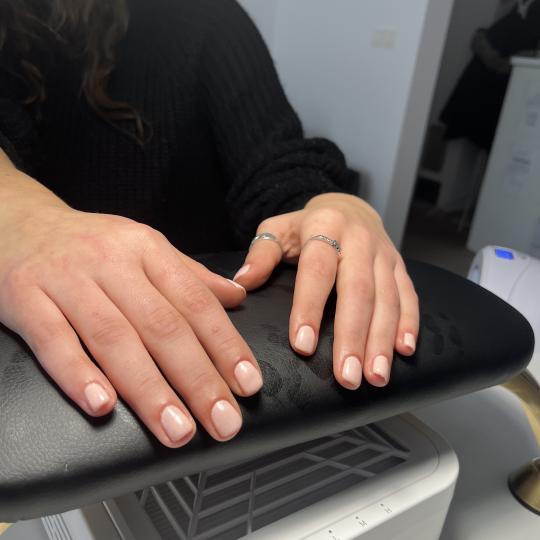 Amelini beauty concept #beograd Gel lak Manikir + gel lak RUBER baza + boja „Ako ti nokti pucaju �