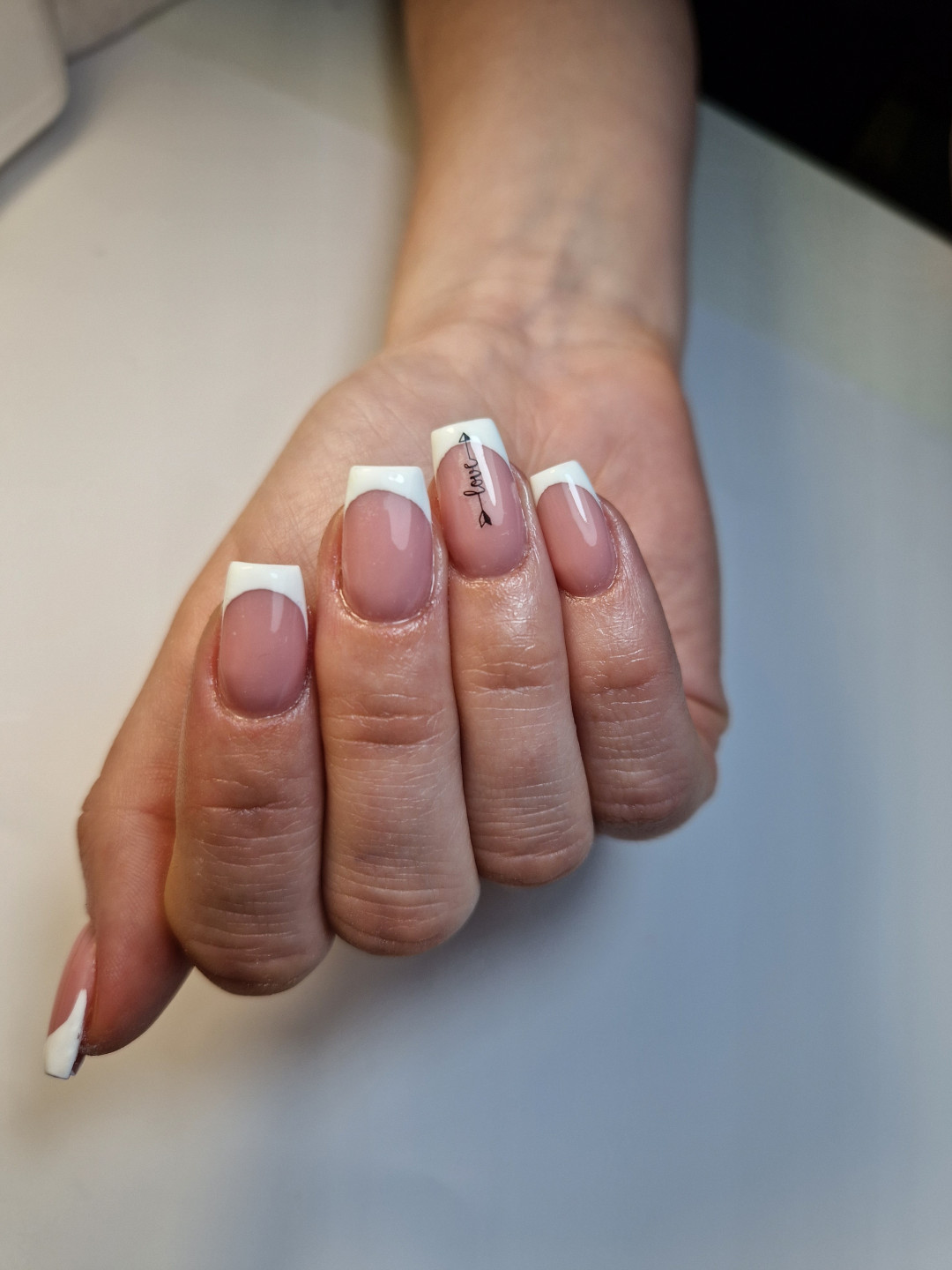 Butik Lepote #beograd Korekcija noktiju Korekcija noktiju gel boja ili frenc + aparatni manikir - M dužina