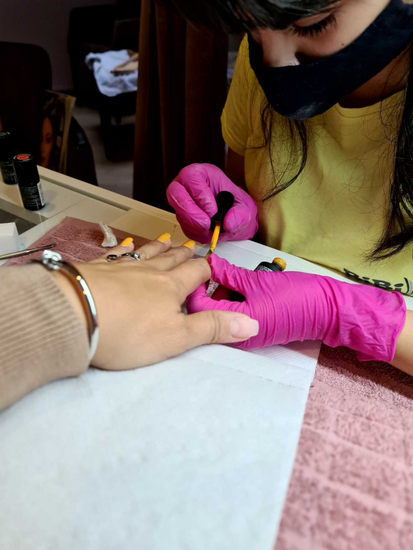 Bibi beauty centar #beograd Izlivanje noktiju Izlivanje noktiju gelom - kratki nokti