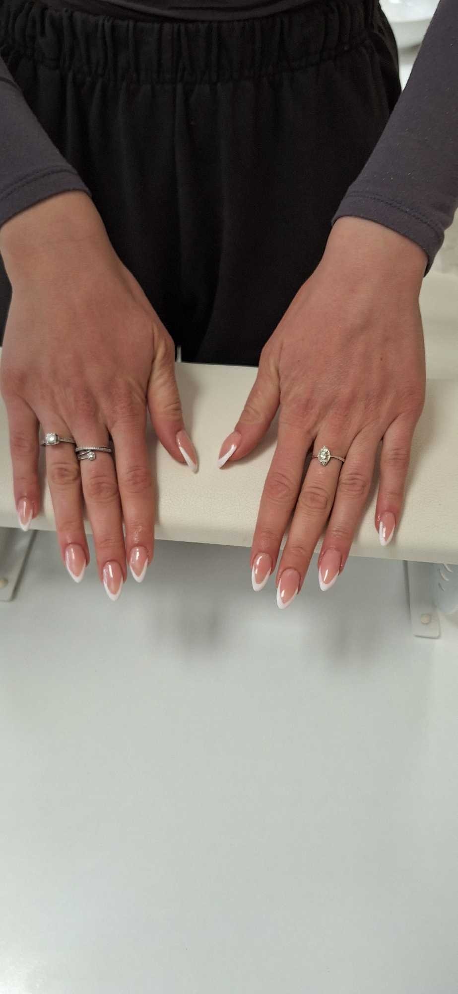 Monstera beauty salon #beograd Izlivanje noktiju Izlivanje noktiju gelom + french