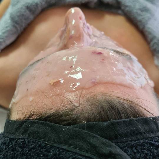 SunBox #beograd Masaža lica Soft Spa tretman lica - paket od 3 tretmana Maska od ruze, sa komadicim