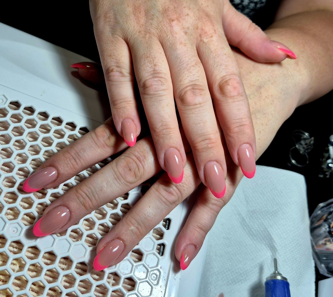 Krispy tattoo & nails #beograd Izlivanje noktiju Izlivanje noktiju gelom - M dužina