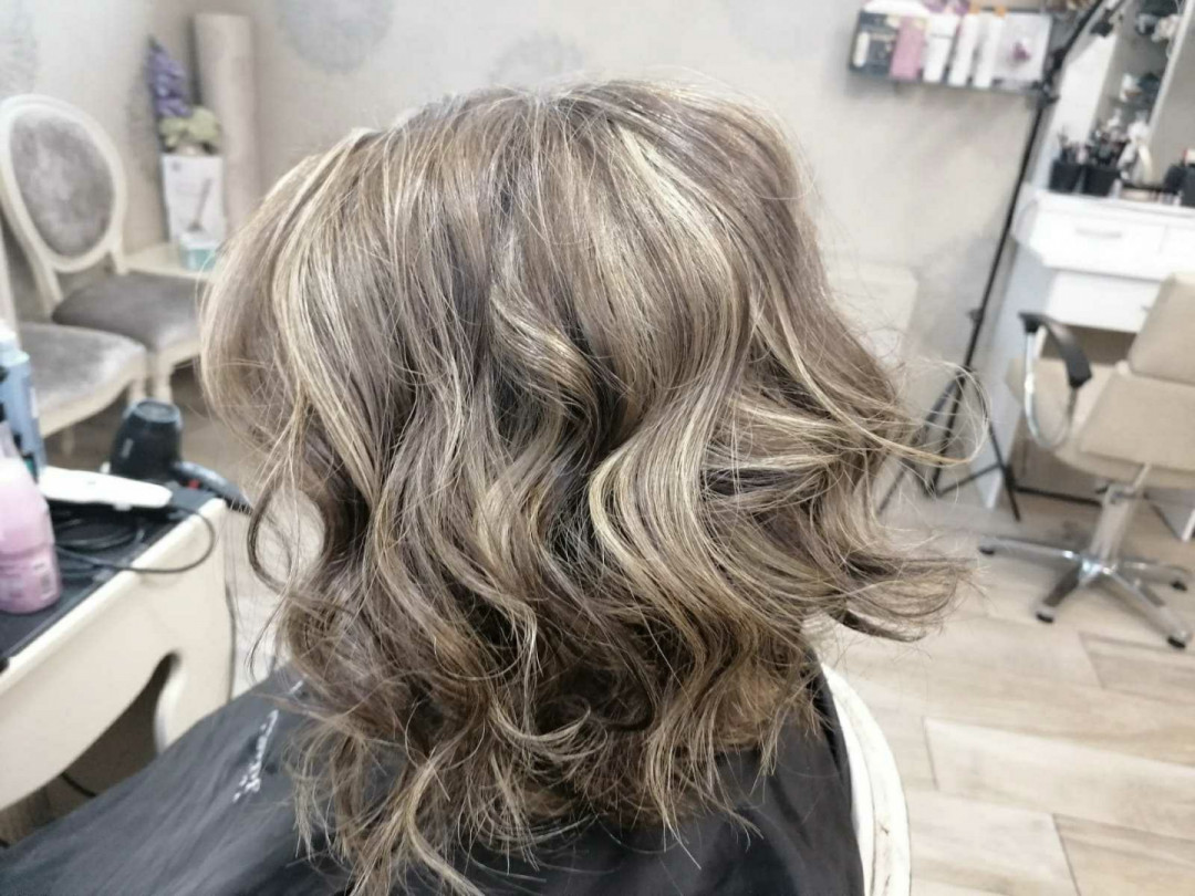 Bibi beauty centar #beograd Pramenovi Pramenovi na foliju u 1 / 2 boje / blanšem + preliv - kosa srednje dužine