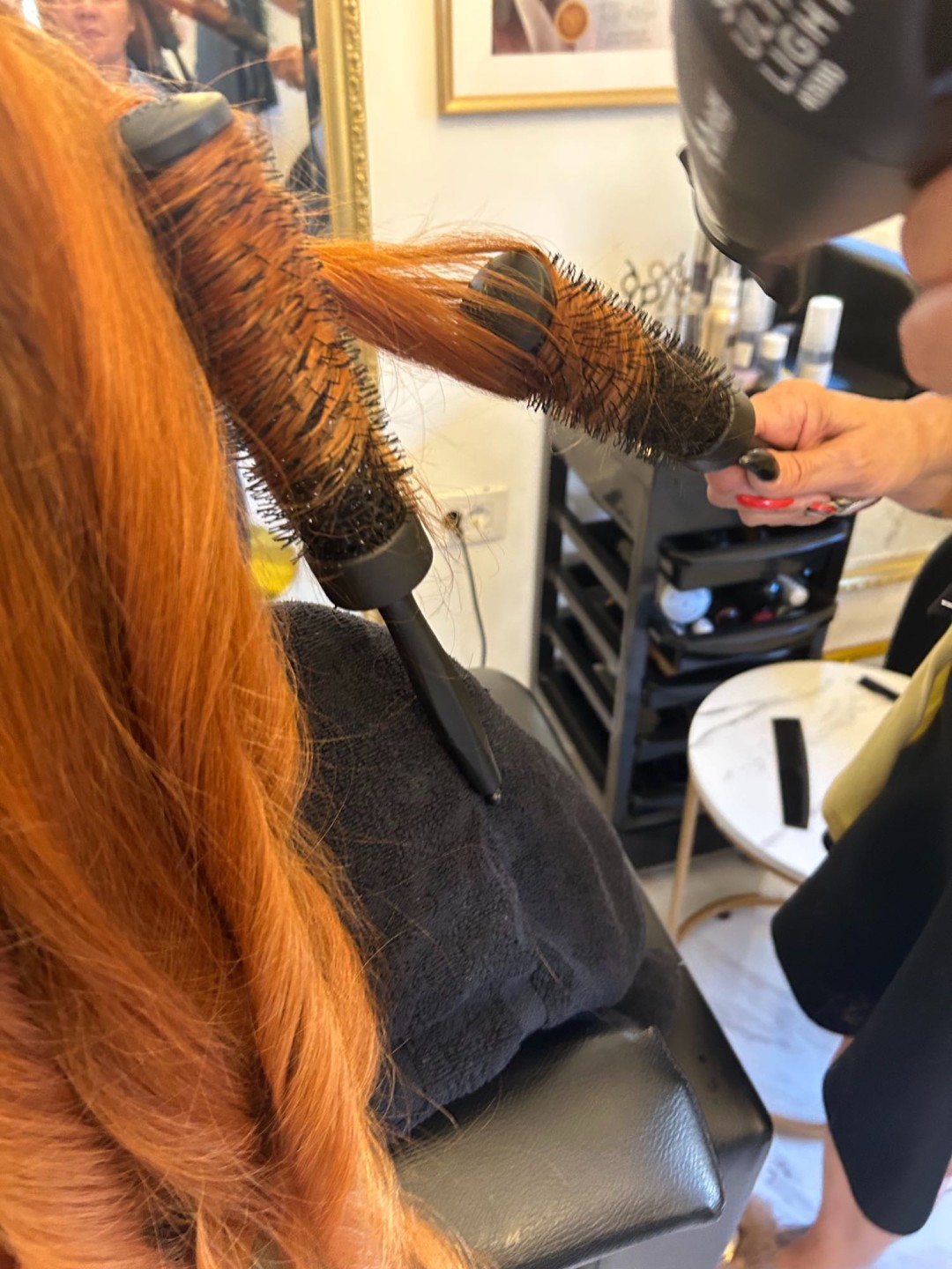 Esthetique Privé #beograd Feniranje i stilizovanje Feniranje četkom na talase / lokne - duga kosa