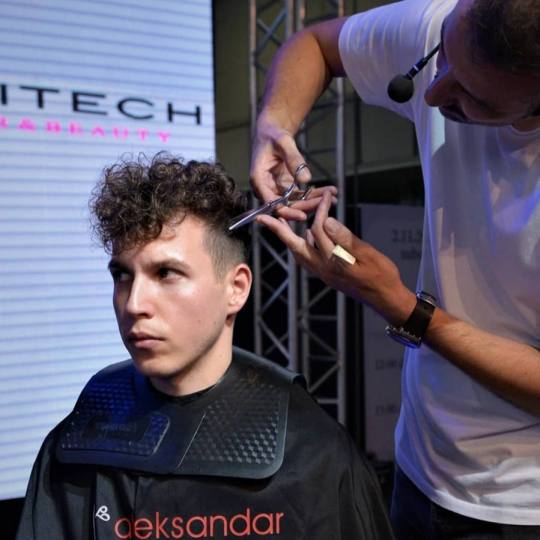 Aleksandar Team #beograd Muško šišanje Muško šišanje makazama i mašinicom - senior stilista