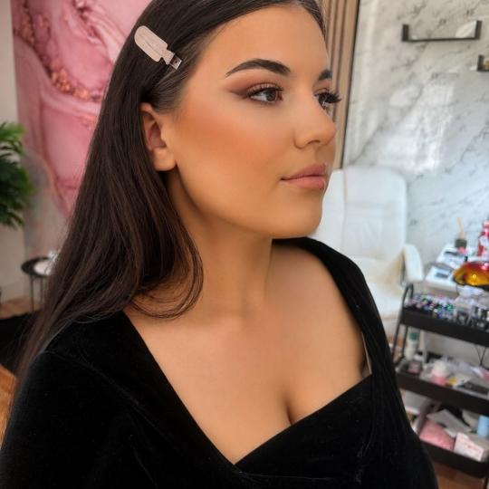 Aura room #pancevo Make-up / šminkanje Profesionalno šminkanje - večernja šminka Drage maturantk