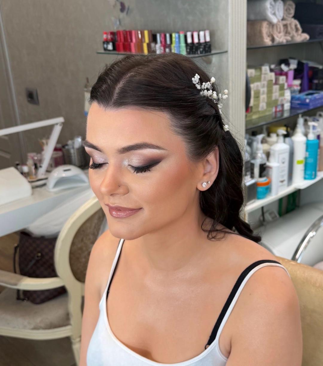 Profesionalno šminkanje + veštačke trepavice + svečana frizura - Bibi beauty centar, Beograd Make-up / šminkanje Lice Make-up / šminkanje, Beograd, Banovo brdo