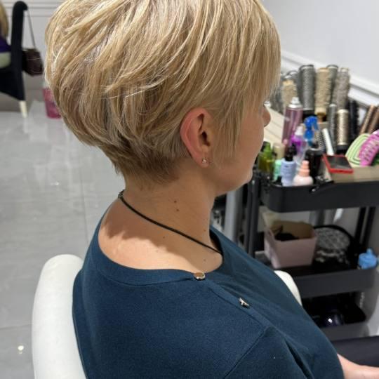 Dve mace 3 #beograd Šišanje Žensko šišanje + feniranje - kratka kosa Šišanje